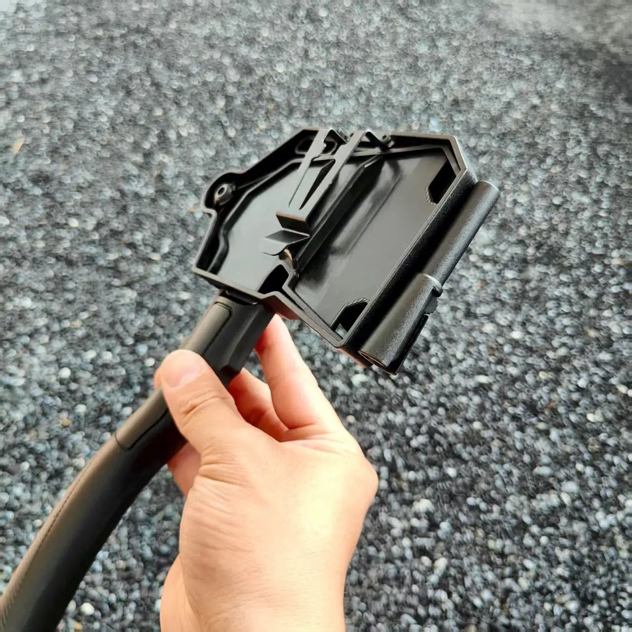 Outdoor Multifunctional Tactical Mountain Axe.