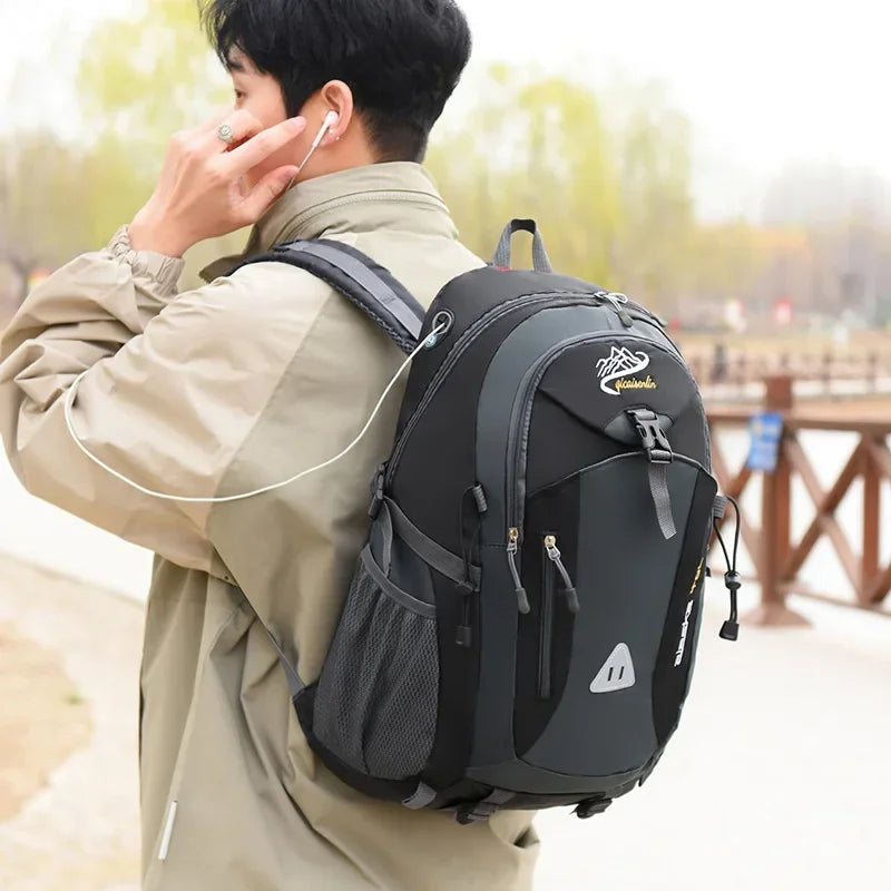 Travel Backpack Men's and Women's Outdoor Mountaineering Bag.